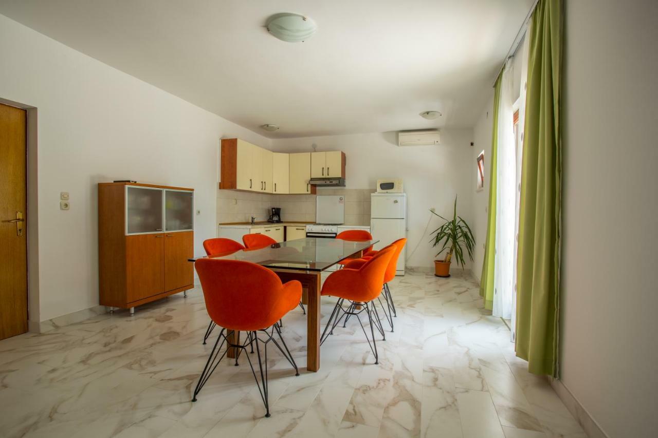 Holiday Home Luka Podstrana Bagian luar foto